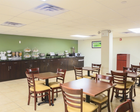 Imagen del bar/restaurante del Hotel Days Inn By Wyndham Brooklyn Borough Park. Foto 6