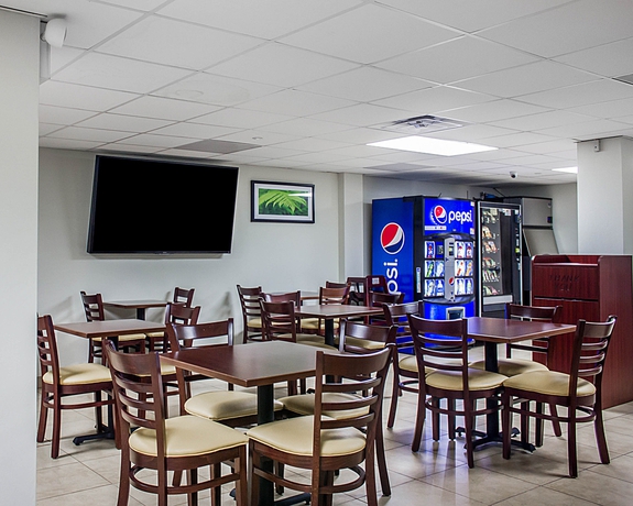 Imagen del bar/restaurante del Hotel Days Inn By Wyndham Brooklyn Borough Park. Foto 7