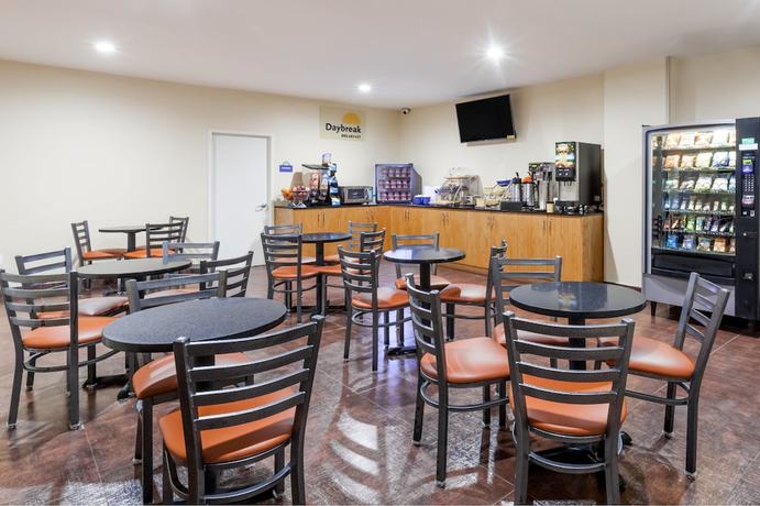 Imagen del bar/restaurante del Hotel Days Inn By Wyndham Brooklyn Crown Heights. Foto 2