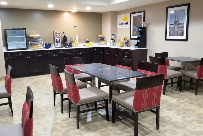 Imagen de los interiores del Hotel Days Inn By Wyndham Brooklyn Marine Park. Foto 18