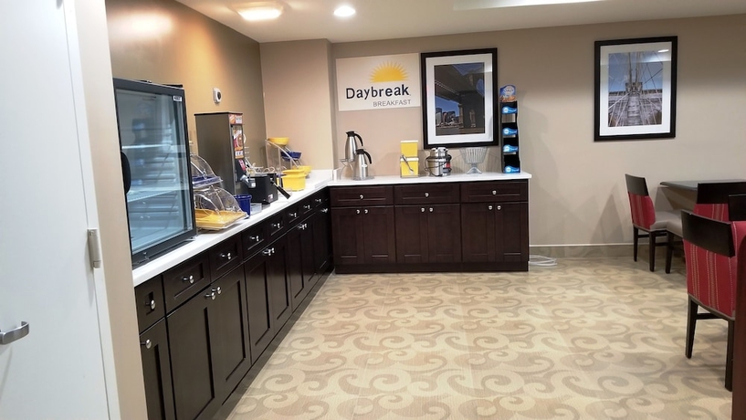 Imagen del bar/restaurante del Hotel Days Inn By Wyndham Brooklyn Marine Park. Foto 2