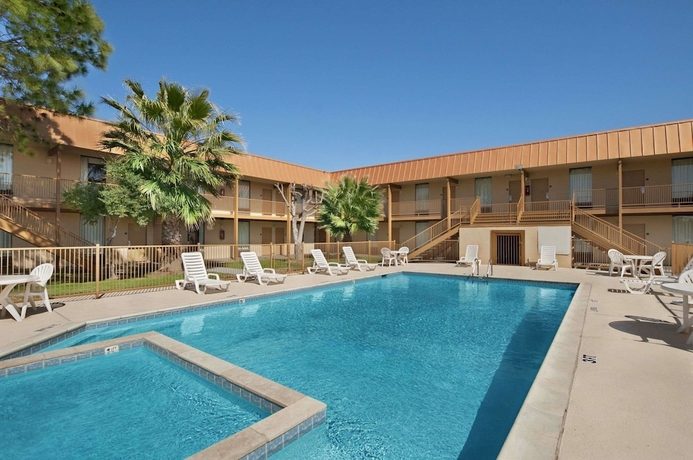 Imagen de la piscina del Hotel Days Inn By Wyndham Burleson Ft. Worth. Foto 15