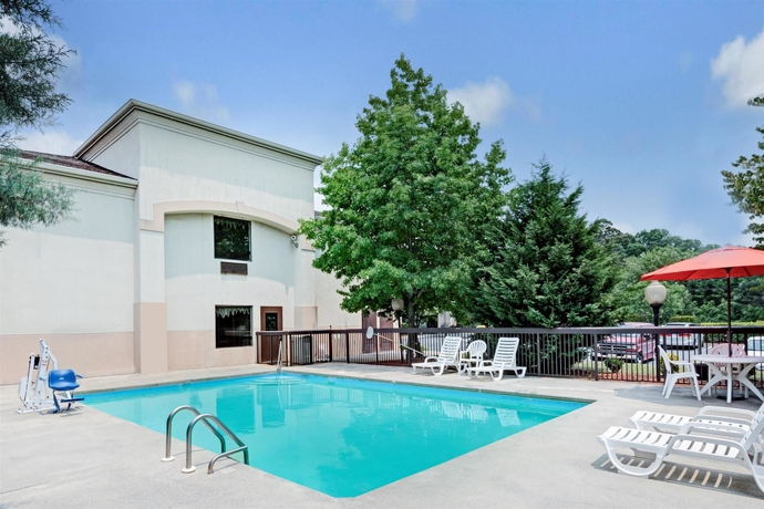 Imagen de la piscina del Hotel Days Inn By Wyndham Burlington East. Foto 8