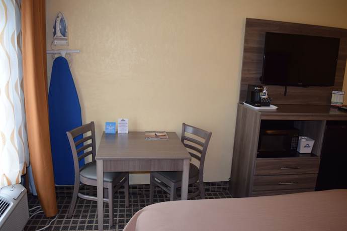 Imagen de la habitación del Hotel Days Inn By Wyndham Cadillac. Foto 12