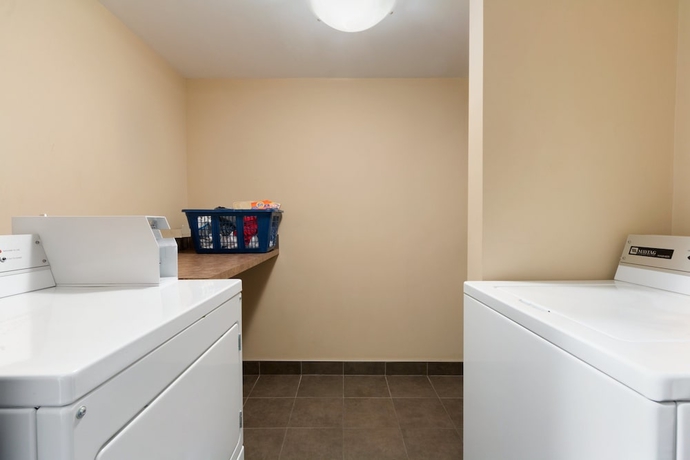 Imagen de los interiores del Hotel Days Inn By Wyndham Calgary Northwest. Foto 18