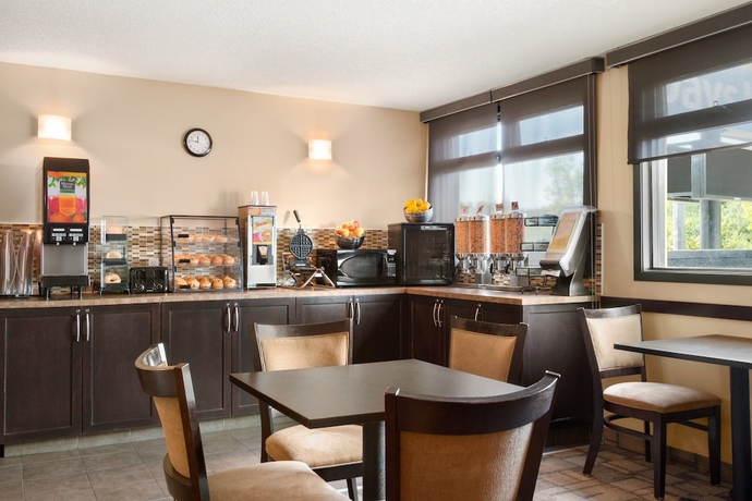 Imagen del bar/restaurante del Hotel Days Inn By Wyndham Calgary Northwest. Foto 5