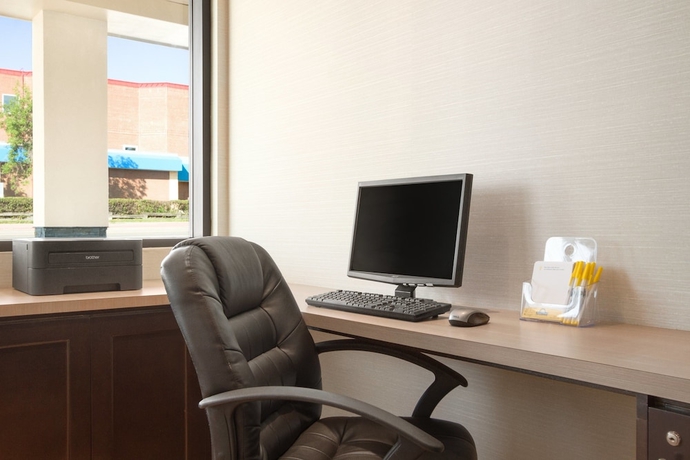 Imagen de los interiores del Hotel Days Inn By Wyndham Calgary Northwest. Foto 19