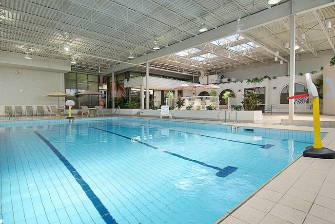 Imagen de la piscina del Hotel Days Inn By Wyndham Calgary South. Foto 18