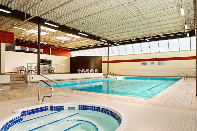 Imagen de la piscina del Hotel Days Inn By Wyndham Calgary South. Foto 19