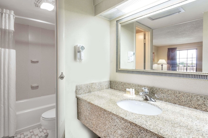 Imagen de la habitación del Hotel Days Inn By Wyndham Camp Springs/andrews Afb Dc Area. Foto 9