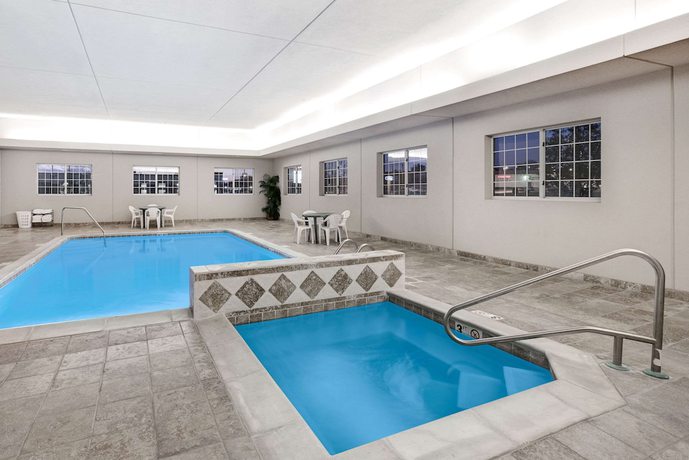 Imagen de la piscina del Hotel Days Inn By Wyndham Carroll. Foto 14