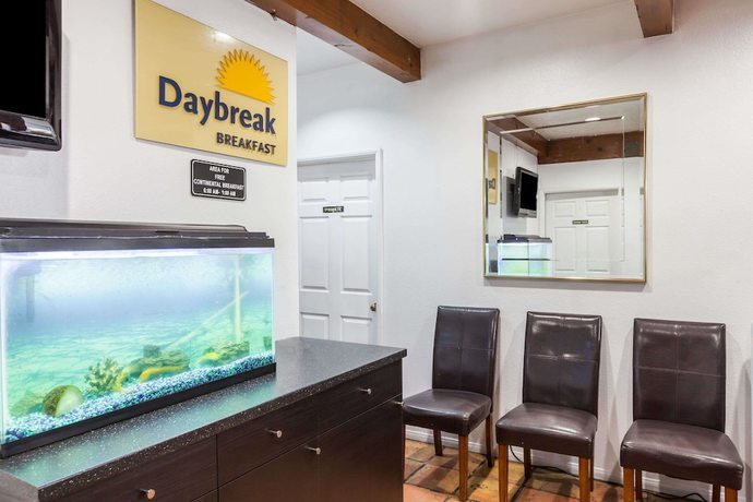 Imagen de los interiores del Hotel Days Inn By Wyndham Castaic Six Flags Magic Mountain. Foto 12