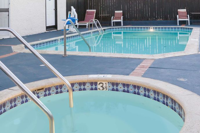 Imagen de la piscina del Hotel Days Inn By Wyndham Castaic Six Flags Magic Mountain. Foto 17