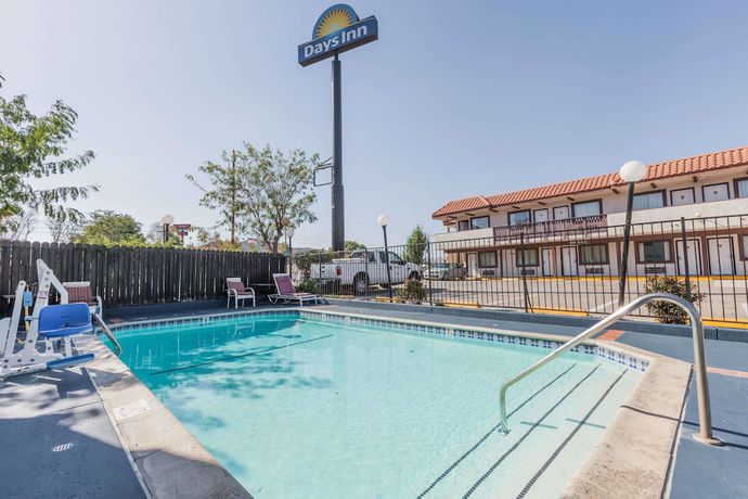 Imagen de la piscina del Hotel Days Inn By Wyndham Castaic Six Flags Magic Mountain. Foto 18