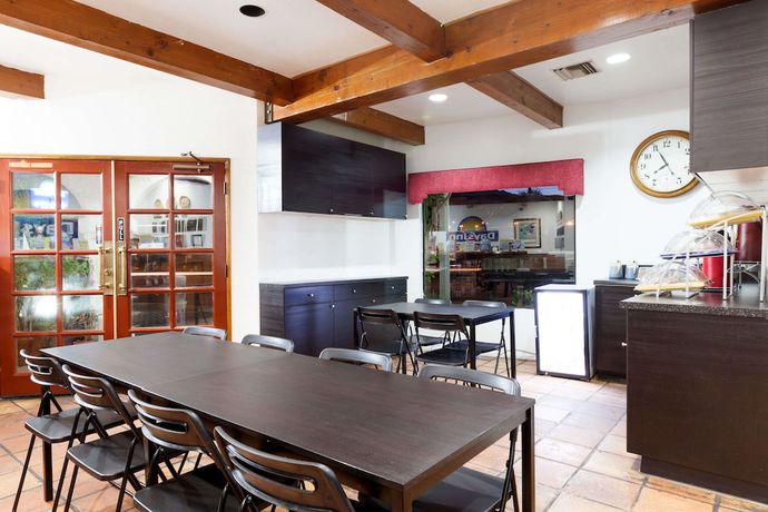 Imagen de los interiores del Hotel Days Inn By Wyndham Castaic Six Flags Magic Mountain. Foto 15