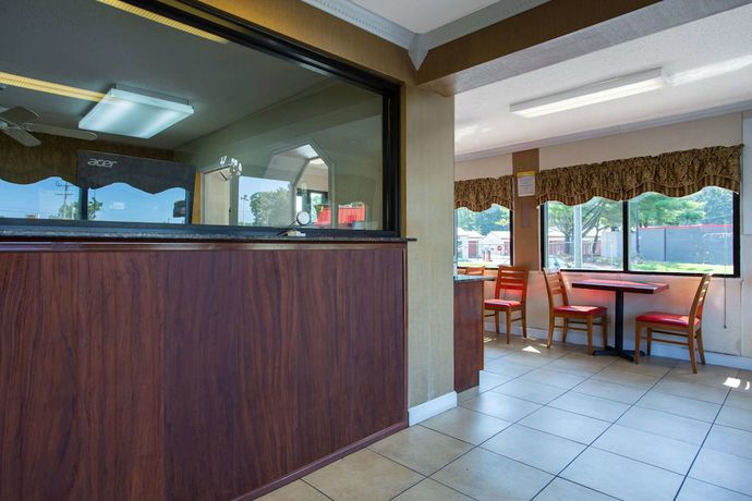 Imagen de los interiores del Hotel Days Inn By Wyndham Chesapeake. Foto 19