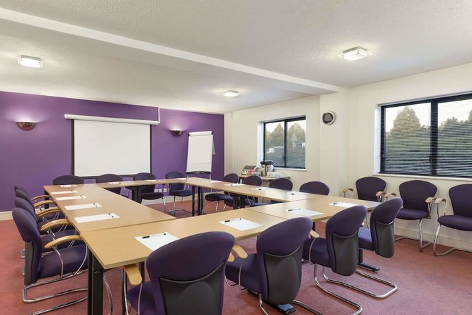 Imagen de los interiores del Hotel Days Inn By Wyndham Chesterfield Tibshelf. Foto 17