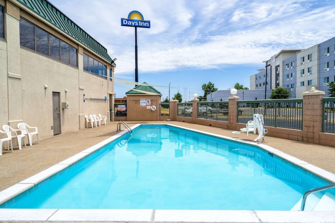 Imagen de la piscina del Hotel Days Inn By Wyndham Clarksville North. Foto 20
