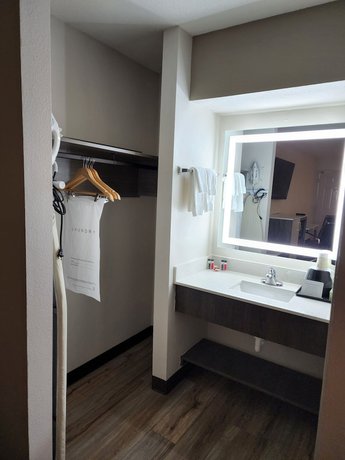 Imagen de la habitación del Hotel Days Inn By Wyndham Clemson. Foto 10