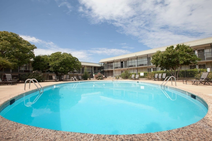 Imagen general del Hotel Days Inn By Wyndham Clinton. Foto 1