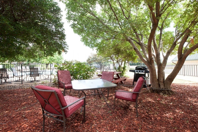 Imagen de los exteriores del Hotel Days Inn By Wyndham Clinton. Foto 12