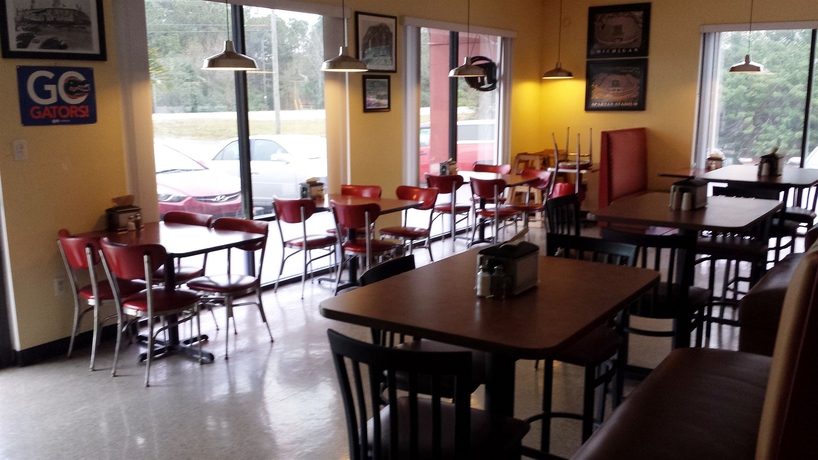 Imagen del bar/restaurante del Hotel Days Inn By Wyndham Cocoa Cruiseport West At I-95/524. Foto 2