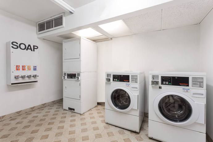 Imagen de los interiores del Hotel Days Inn By Wyndham College Park Airport Best Road. Foto 8