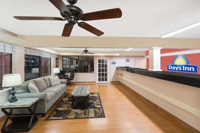 Imagen de los interiores del Hotel Days Inn By Wyndham College Station University Drive. Foto 19