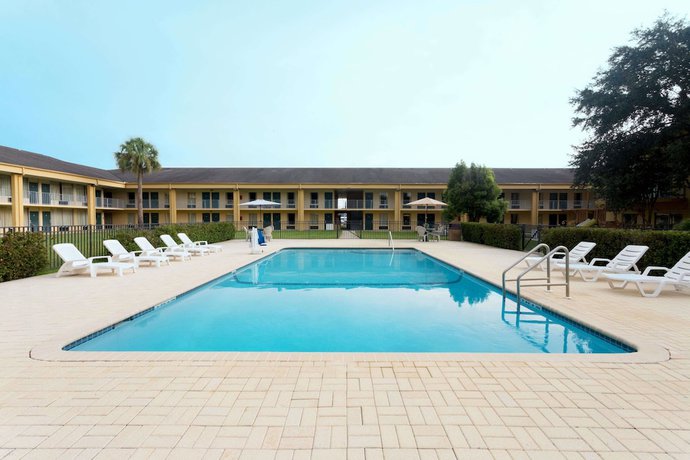 Imagen de la piscina del Hotel Days Inn By Wyndham Crystal River. Foto 20