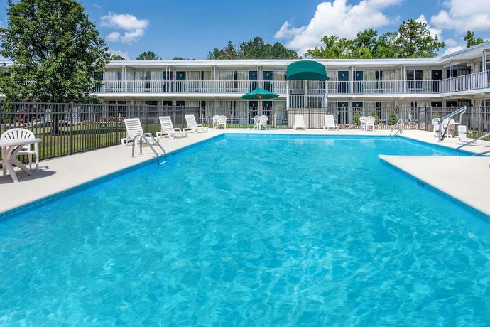 Imagen de la piscina del Hotel Days Inn By Wyndham Cullman. Foto 15