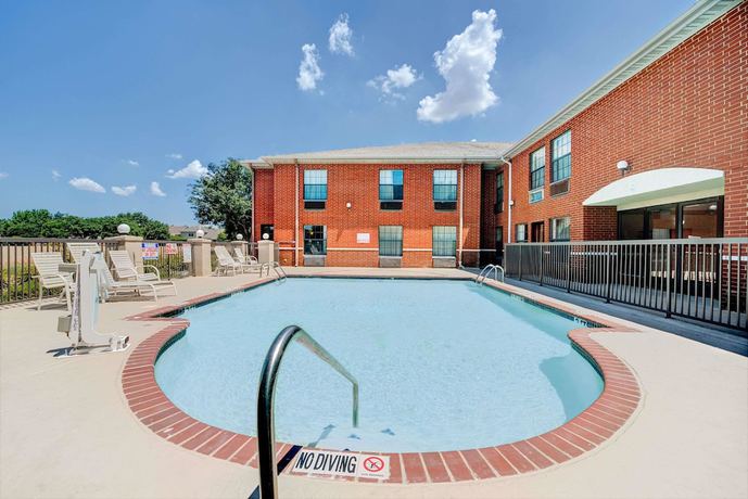 Imagen de la piscina del Hotel Days Inn By Wyndham Dallas Plano. Foto 14