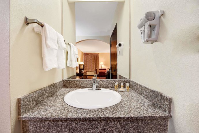 Imagen de la habitación del Hotel Days Inn By Wyndham Dallas Plano. Foto 8