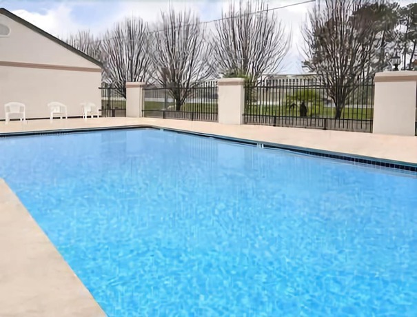 Imagen de la piscina del Hotel Days Inn By Wyndham Denham Springs-baton Rouge East. Foto 18