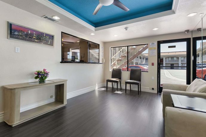 Imagen de los interiores del Hotel Days Inn By Wyndham Downey. Foto 10