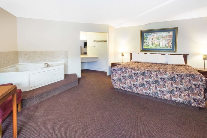 Imagen de la habitación del Hotel Days Inn By Wyndham Dubuque. Foto 7