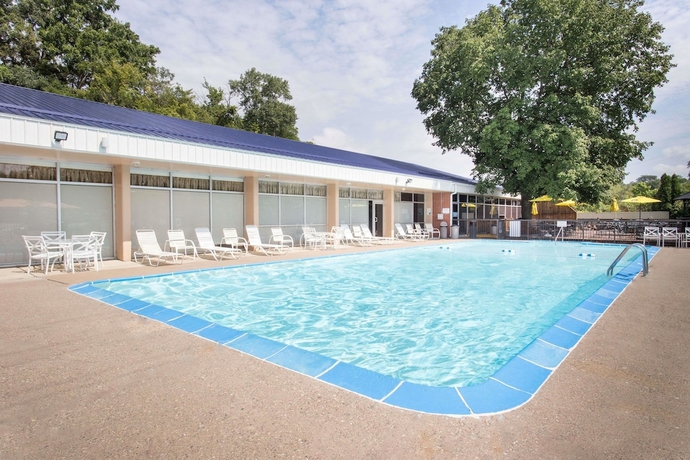 Imagen de la piscina del Hotel Days Inn By Wyndham Dubuque. Foto 17