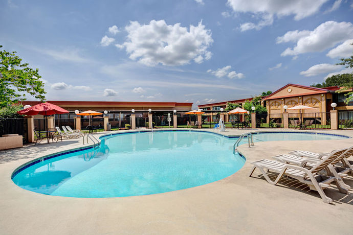 Imagen de la piscina del Hotel Days Inn By Wyndham Durham/near Duke University. Foto 8