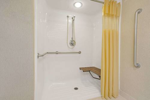 Imagen de la habitación del Hotel Days Inn By Wyndham Eagan Minnesota Near Mall Of America. Foto 9