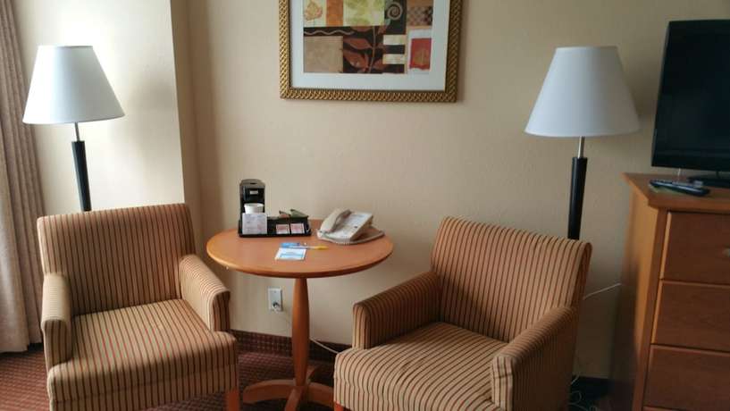 Imagen de la habitación del Hotel Days Inn By Wyndham Edmonton Downtown. Foto 5