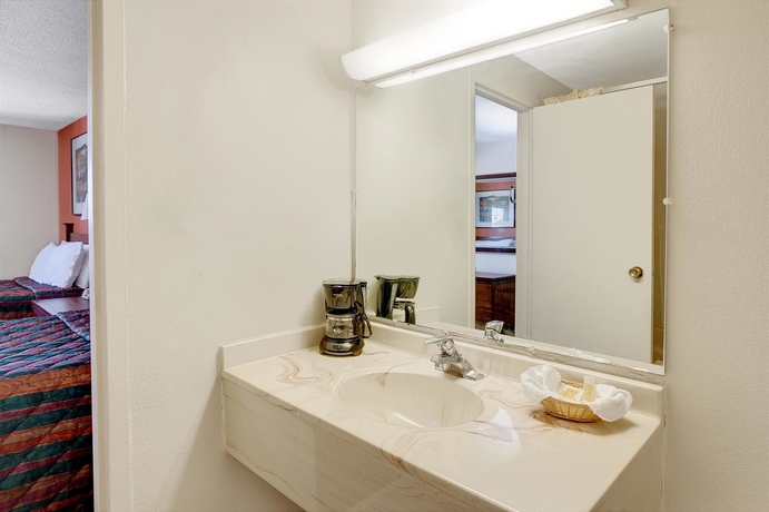 Imagen de la habitación del Hotel Days Inn By Wyndham Elk Grove Village O'hare Airport West. Foto 5
