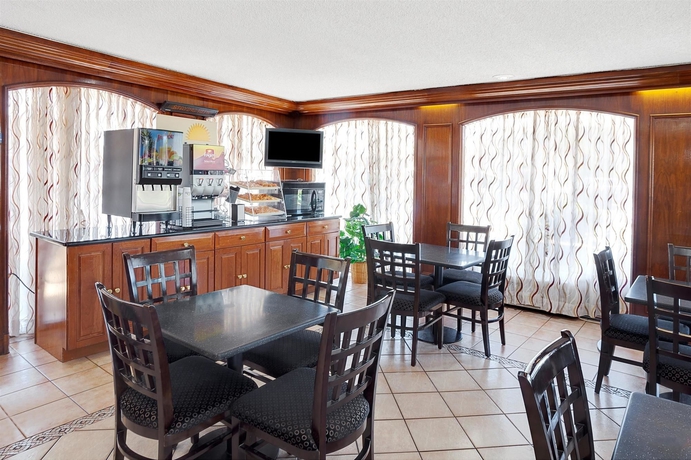 Imagen del bar/restaurante del Hotel Days Inn By Wyndham Elk Grove Village O'hare Airport West. Foto 3