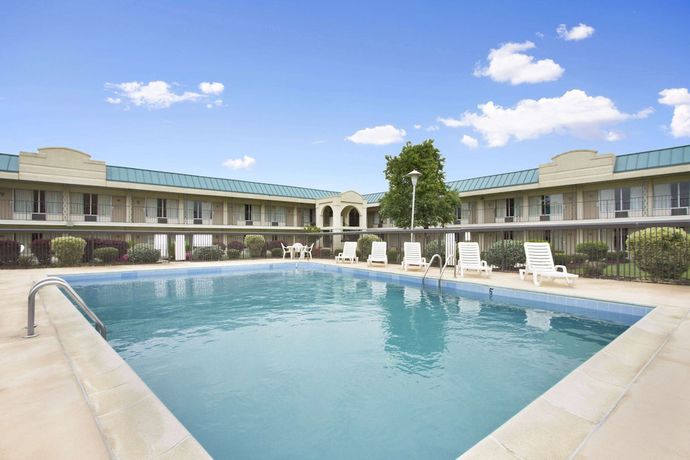 Imagen de la piscina del Hotel Days Inn By Wyndham Emporia. Foto 8