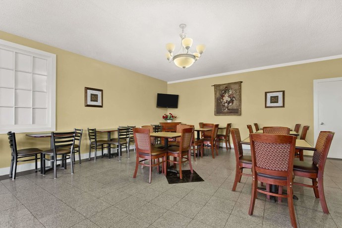 Imagen de los interiores del Hotel Days Inn By Wyndham Emporia. Foto 7