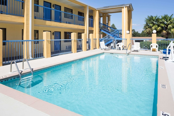 Imagen de la piscina del Hotel Days Inn By Wyndham Enterprise. Foto 17