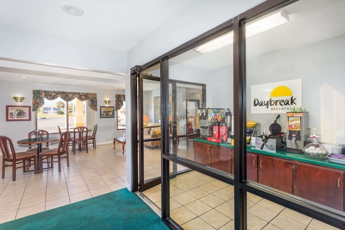 Imagen del bar/restaurante del Hotel Days Inn By Wyndham Enterprise. Foto 3