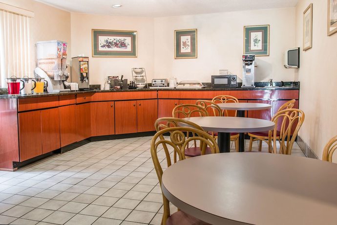 Imagen del bar/restaurante del Hotel Days Inn By Wyndham Flint/bishop International Airport. Foto 2