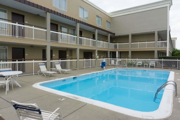 Imagen de la piscina del Hotel Days Inn By Wyndham Florence Cincinnati Area. Foto 15