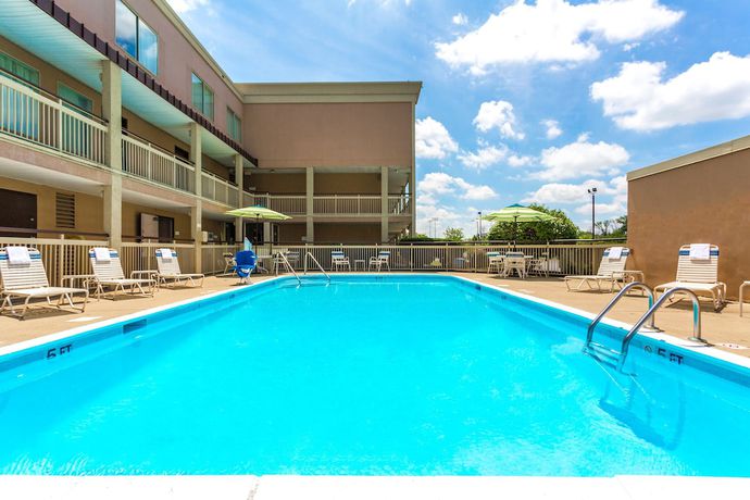 Imagen de la piscina del Hotel Days Inn By Wyndham Florence Cincinnati Area. Foto 16