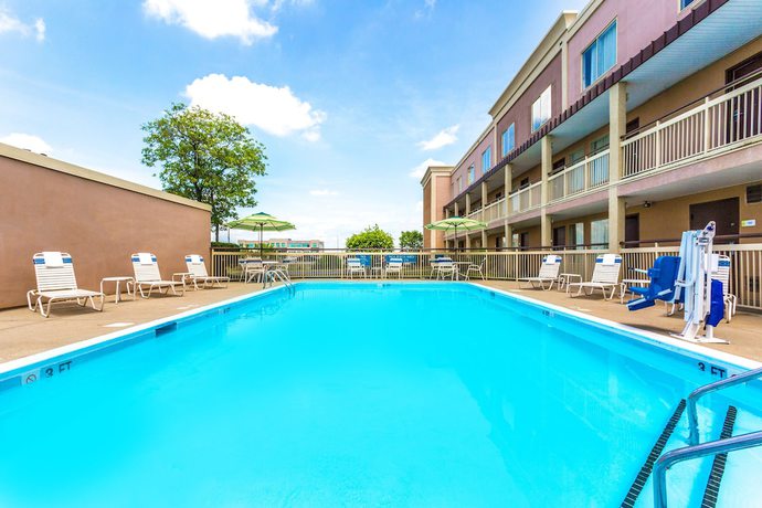 Imagen de la piscina del Hotel Days Inn By Wyndham Florence Cincinnati Area. Foto 17