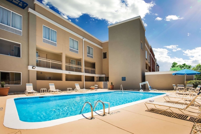 Imagen de la piscina del Hotel Days Inn By Wyndham Florence Near Civic Center. Foto 19